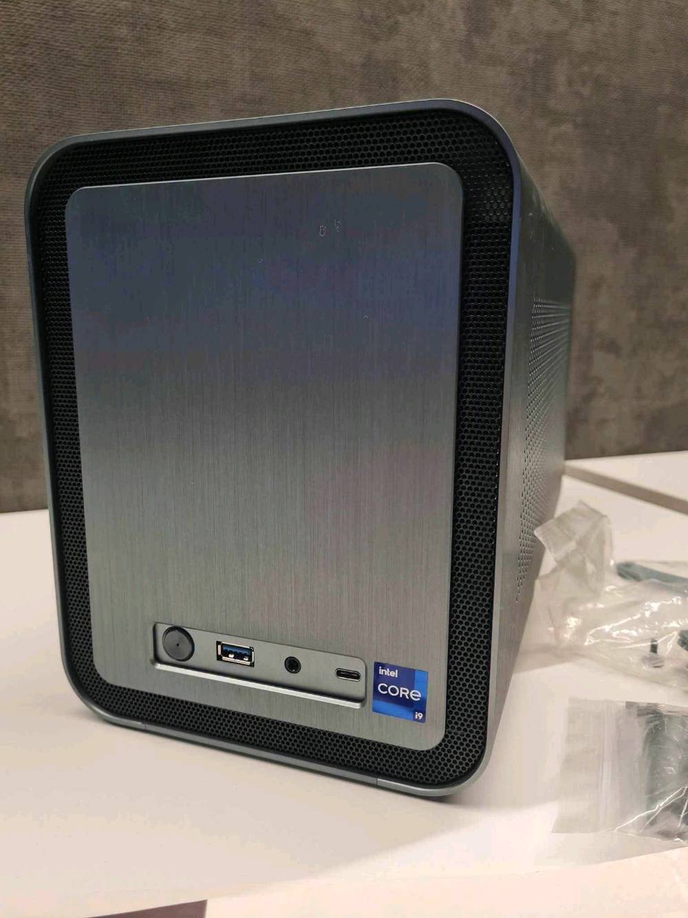 هذا الصندوق هو Jonsbo N1 Mini-ITX Case، وهو هيكل كمبيوتر صغير الحجم (SFF) ومصنوع من الألمنيوم. يُستخدم بشكل أساسي لبناء خوادم التخزين الشبكي المنزلي (NAS) أو مراكز الميدي.

أبرز مواصفات وتوافقية القطع :
دعم اللوحة الأم: يدعم فقط اللوحات بحجم Mini-ITX (أبعاد 17x17 سم).
أقراص التخزين: يتسع لـ 5 أقراص بحجم 3.5 بوصة (HDD) عبر لوحة خلفية تدعم التبديل السريع (Hot-Swap)، بالإضافة إلى مكان مخصص لقرص واحد بحجم 2.5 بوصة (SSD) لنظام التشغيل.
مزود الطاقة (PSU): يدعم مزودات الطاقة الصغيرة من نوع SFX أو SFX-L بطول لا يتعدى 150 مم.
تبريد المعالج (CPU Cooler): أقصى ارتفاع مسموح به للمبرد هو 70 مم.
كارت الشاشة (GPU): يدعم كارت شاشة أحادي المنفذ ذو بروفايل منخفض (Low Profile) بطول لا يتعدى 185 مم.
التبريد الداخلي: يأتي مزوداً بمروحة أمامية مدمجة بحجم 140 مم لضمان تدفق الهواء وتبريد الأقراص.
المنافذ الأمامية: يحتوي على منفذ USB Type-C، ومنفذ USB 3.0، ومنفذ صوت مدمج