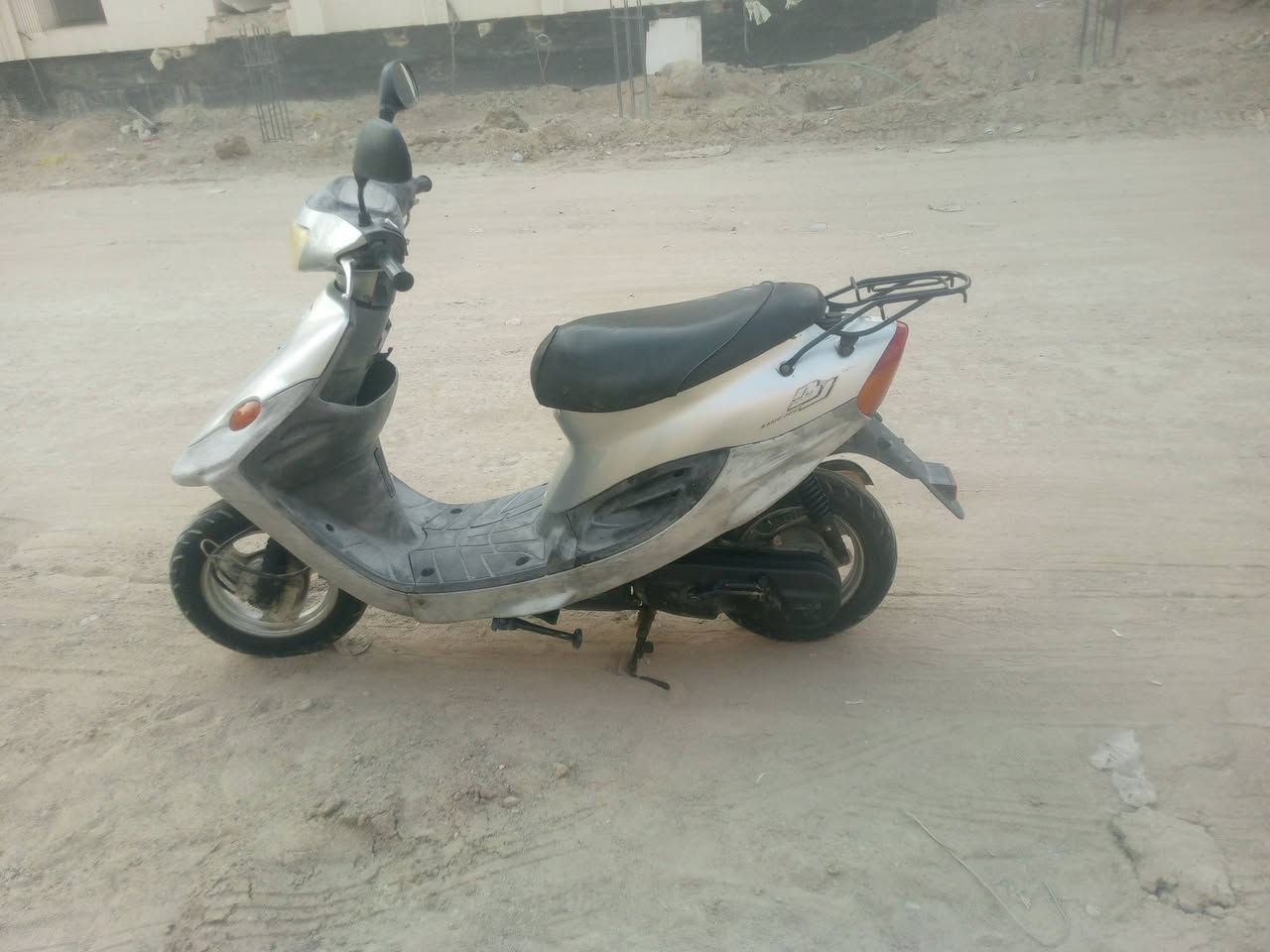 تسعه ياماها محرك مكفول كهربائي شغاله سلف هورن
كفرات اصليه دراجه احله من صور 
بريكات خلفي امامي شغاله
قفال سكان صندوك
تايرات جدد
ماناقص شي
سعره350
رقم ***********
مكان البصره
