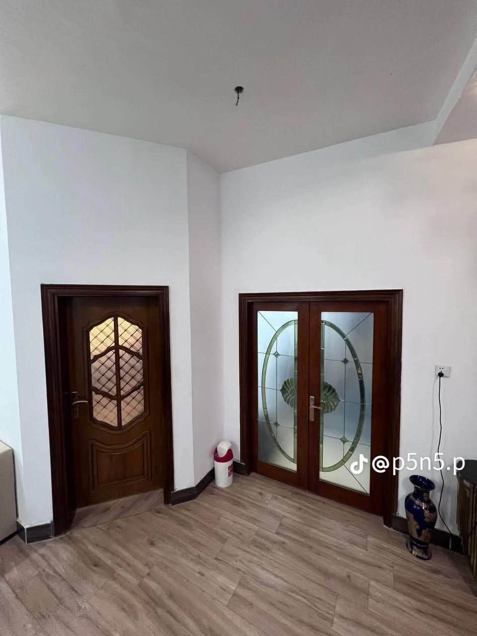 سلا عليكم
البيت للبيع مساحه ٢١٠ متر بناء طابوق طابقين بناء شركه درجه أولى كراج وحديقه ومطبخ جبير وديوان وصاله فوك وجوه ومجمع صحيات فوك وجوه واربع غرف نوم كبار بناء ٢٠٢٥ بيبان والشبابيك كله معمل أبو الخير ونقاط الكهرباء والأضويه كله درجه أولى العنوان ابو الخصيب بظهر جامع الشهيد طه رابع فرع  ٣ دقايق عن الشارع ابو الخصيب الداخلي وعرض الشارع ١٠ متر للأستفسار ***********
