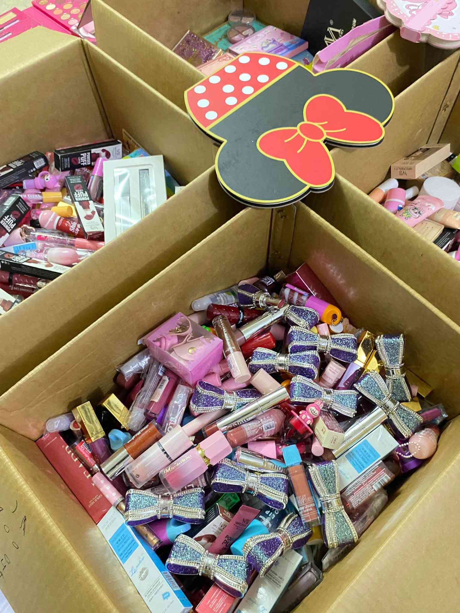 شلعه مكياج وعنايه 1500 قطعه كل انواع المكياج بيها باليتات حمر فاونديشن وكونسيلرات وبكجات و مسكارات وايلاينر واكحال ولب لاينر ومرطبات ولوشن جسم وصابون علاجي للبشره والجسم والشعر واضاءه كلوسات مزيل مكياج وغسول بشره وبلشرات كلللششي بيها 
للاستفسار مراسله واتساب : *********** 
@إشارة
