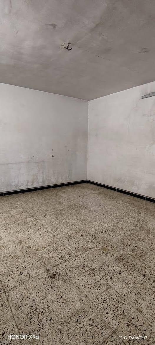 بيت للبيع مساحه ١٠٠م سندطابوالزهور 
إتجاه قبله 
((( شرقي غربي )))
غرفتين نوم وهول ومطبخ واستقبال 
الموصل/ حي الكرامه 
قبل فرع مرطبات الشجره 
قريب عالسوق 
السعر 70 مليون 
***********
 ***********
