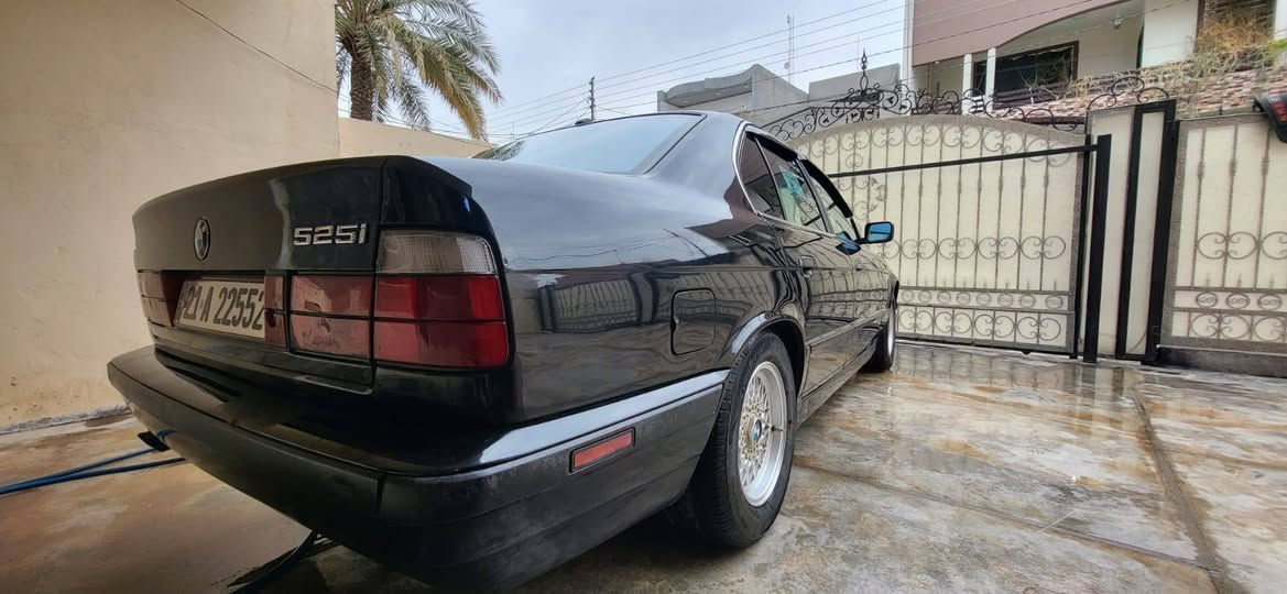 بي إم دبليو 525 (BMW) للبيع
الموديل: 1993 (وارد ياباني)
بجم عريض .  و دبل جمجه 
المحرك: 525 (أصل محرك وبليتة)
الرقم والسنوية: رقم جديد، سنوية مجددة لغاية 2030 (تحويل مباشر - سليمانية)
المواصفات وحالة السيارة:
البدي: بدون أي ضرر (حادث)، مصبوغة عام بالكامل لأجل الجمالية فقط.
الدواخل: نظيفة جداً، كشنات جلد بحالة ممتازة (السيارة وضع شركة بلادي).
الكير والمحرك: شرط الفحص.
الخدمات: تبريد وتدفئة شغال وبكفاءة.
الصدر والحدادية: كلها جديدة.
الإطارات: تخم تاير وويل جديد  ركبتهن). السعر 60$  اذا مو شراي لتعبني رحمه الوالديك ***********
