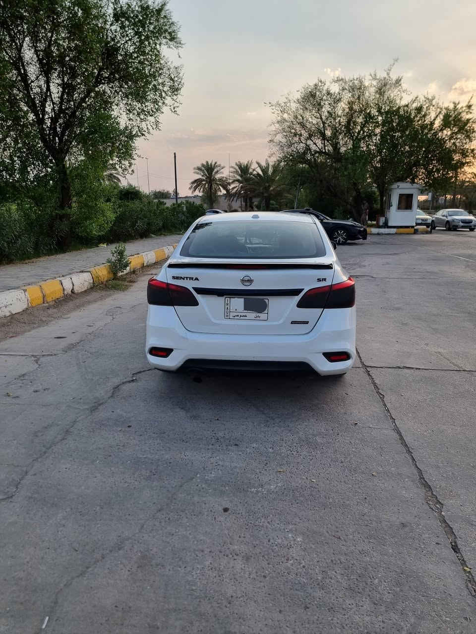 السلام عليكم 
للبيع نيسان سنترا SR MIDNIGHT 18
فول مواصفات سبورت عدا البانوراما 
ويل سبورت 17
محرك 1800
بصمة
كراسي تدفئة + جلد
تحكم ستيرن
شاشة وكاميرا
وباقي مواصفات الفول انتوا تعرفوهن
حادثهة بجم سطحي الشاصي سليم .. بيهة اكثر من قطعة صبغ اني ابيعها حزام ..وكشرها نظيف مثل مدتشوفون ومجارد
حداديتها جديدة
السيارة ماشية 160 ميل 
السيارة بأسمي رايدهة ب 94 وبيها مجال 
رقمي *********** ..وبي واتساب
