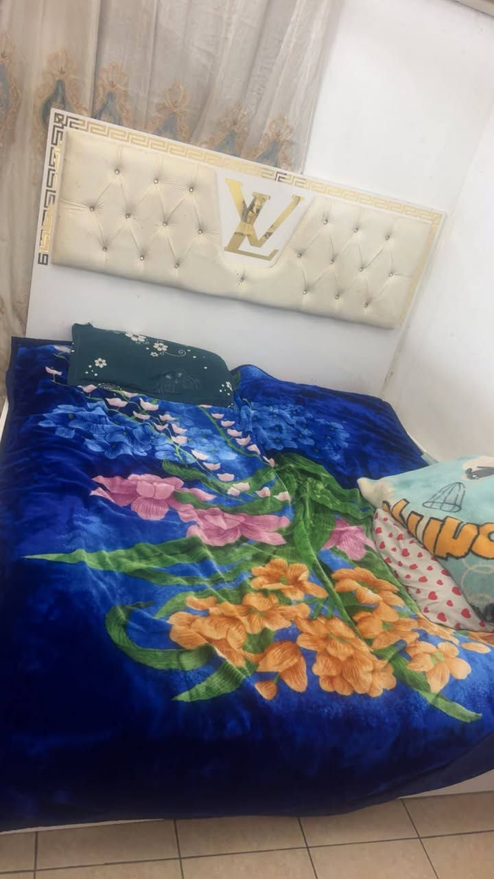 نضيفه مابيها ضرر بس جربايه شي قليل
كنتور نضيف 6 بيبان 
بدون دوشك *********** وتساب فقط
عنوان بغداد بسمايه
