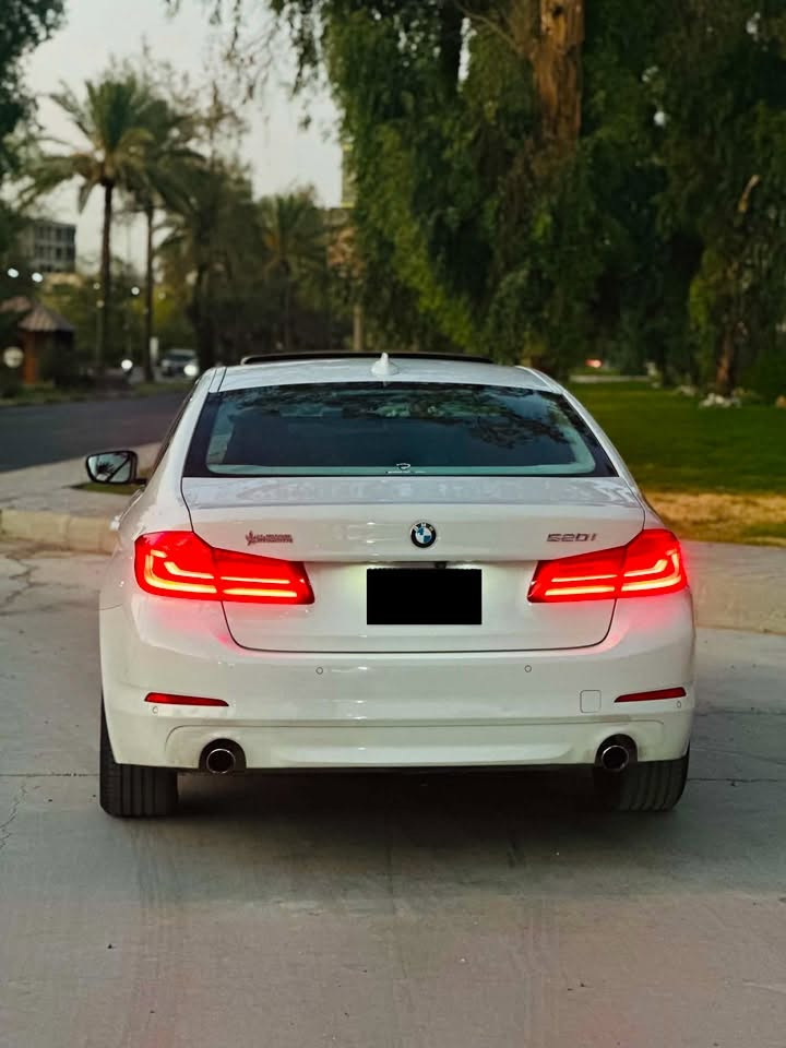 السلام عليكم BMW 520 2020 خليجي وكالة العروش
ماشية 124 كيلو حقيقي سيرفس وكالة زيت بيها وكالة جميع ملحقاتها وياها بيها تخم تاير toyo اصلي 
مكينة 4 سلندر 2000 توربو قوية و اقتصادية جدا مكفولة من فتح و تبديل 
فتحة سقف 5 بردات كشنات جلد ابيض صاج بيانو بلاك (اسود) انارة محيطية رادر تحذير تصادم اوتو بارك حساسات بعد هواي اكو مواصفات المعروفة ب 520 
السيارة مكفولة كفالة عامة عدا كصة بنيد صار بيها صبغ لان صارت طعجة صغير و ميرجع بارد لان المنيوم باقي كلة كفالة حتى شباك دعامية مامكسور 
السعر 248 وبيها مجال 
السيارة بأسمي  رقم بغداد
العنوان زيونة 
هاتف ***********
