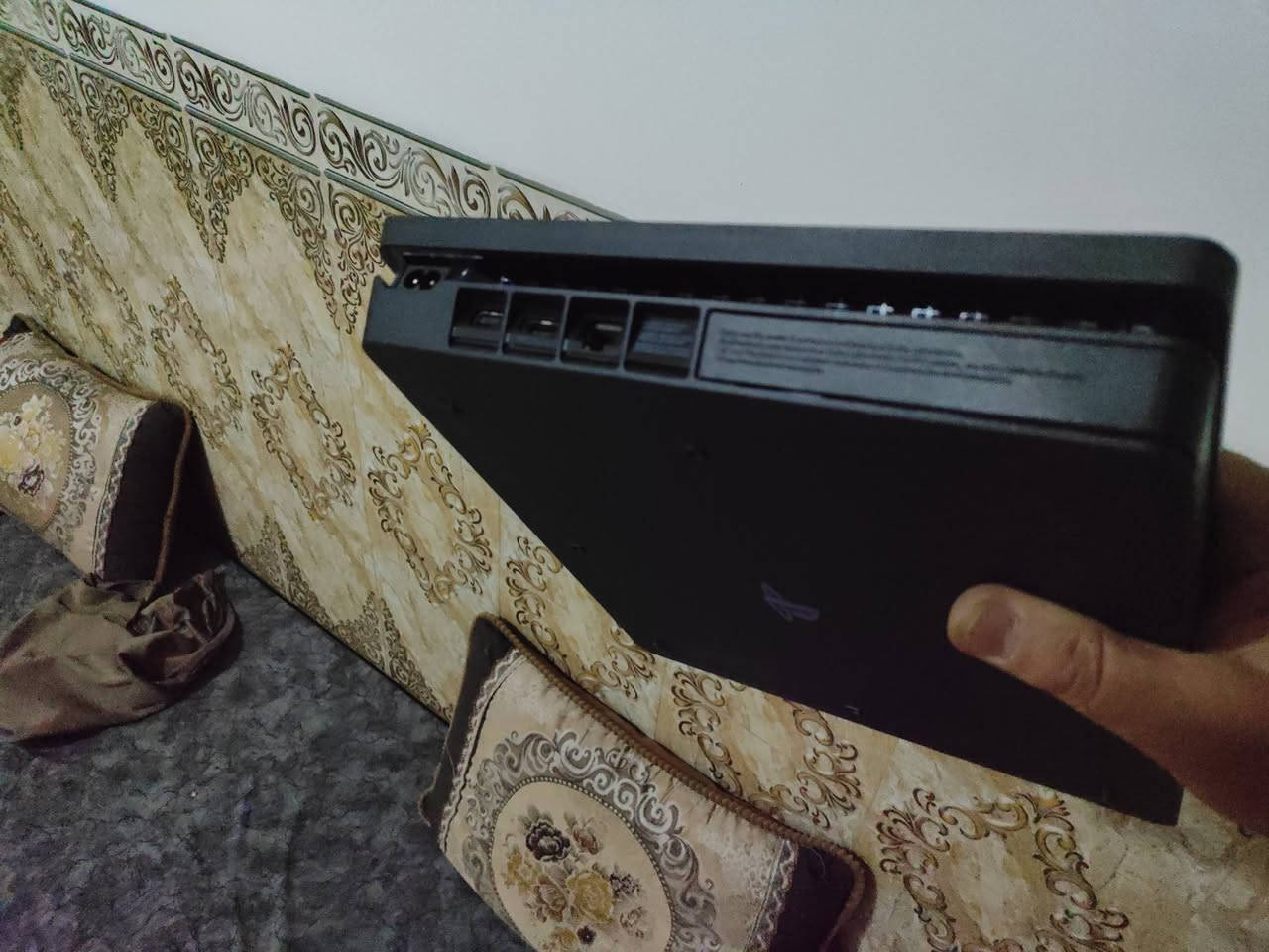 سلام عليكم بلي 4مهكر تنزل اي لعبه بيه ب٣ ةياه يدتين وحده اصليه وحده تجاريه تواصل خاص السعر 300الف قفل رقم ***********
