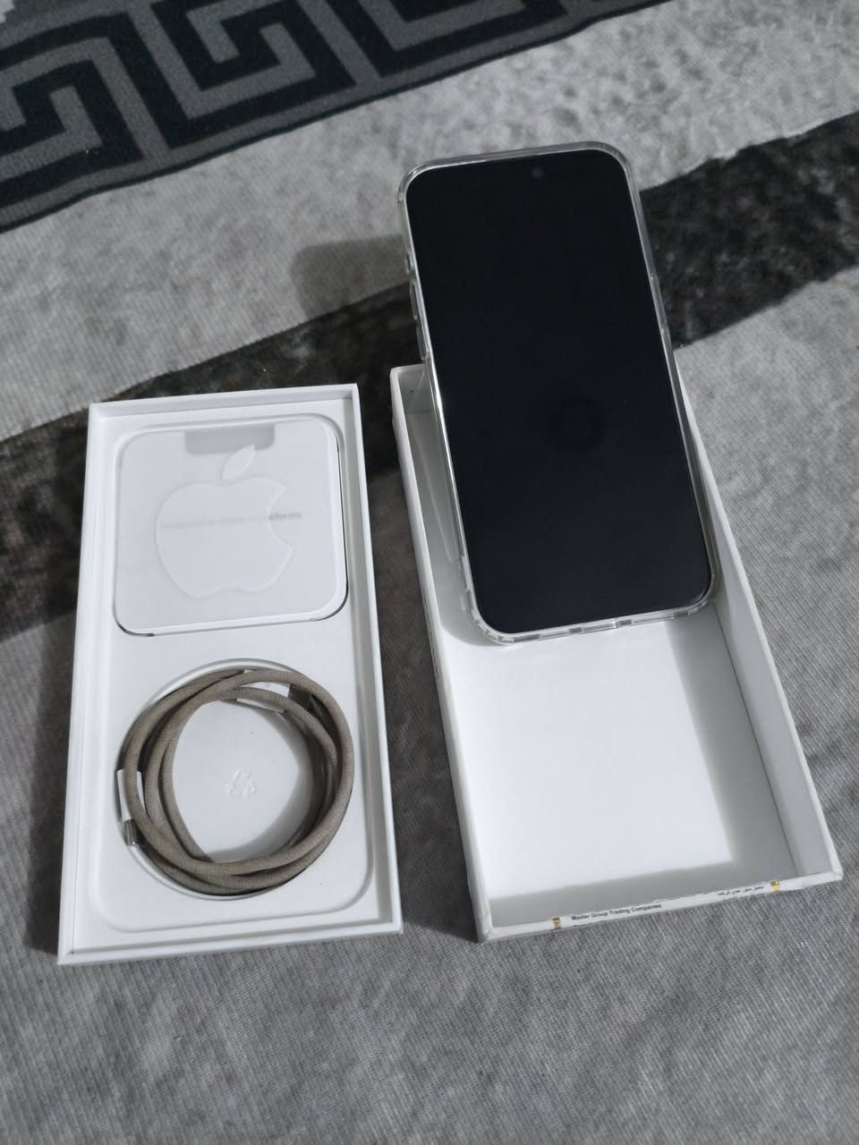 iphone 15 pro max
ذاكرة 256
شريحة فعلية + شريحة ألكترونية
شرق اوسط A/A
بطارية 80
نظافة 100% 
مكفول من الفتح والتبديل والشخط 
السعر مليون و100 
مكاني بغداد الرصافة الثانية
***********  هاتف/واتساب
