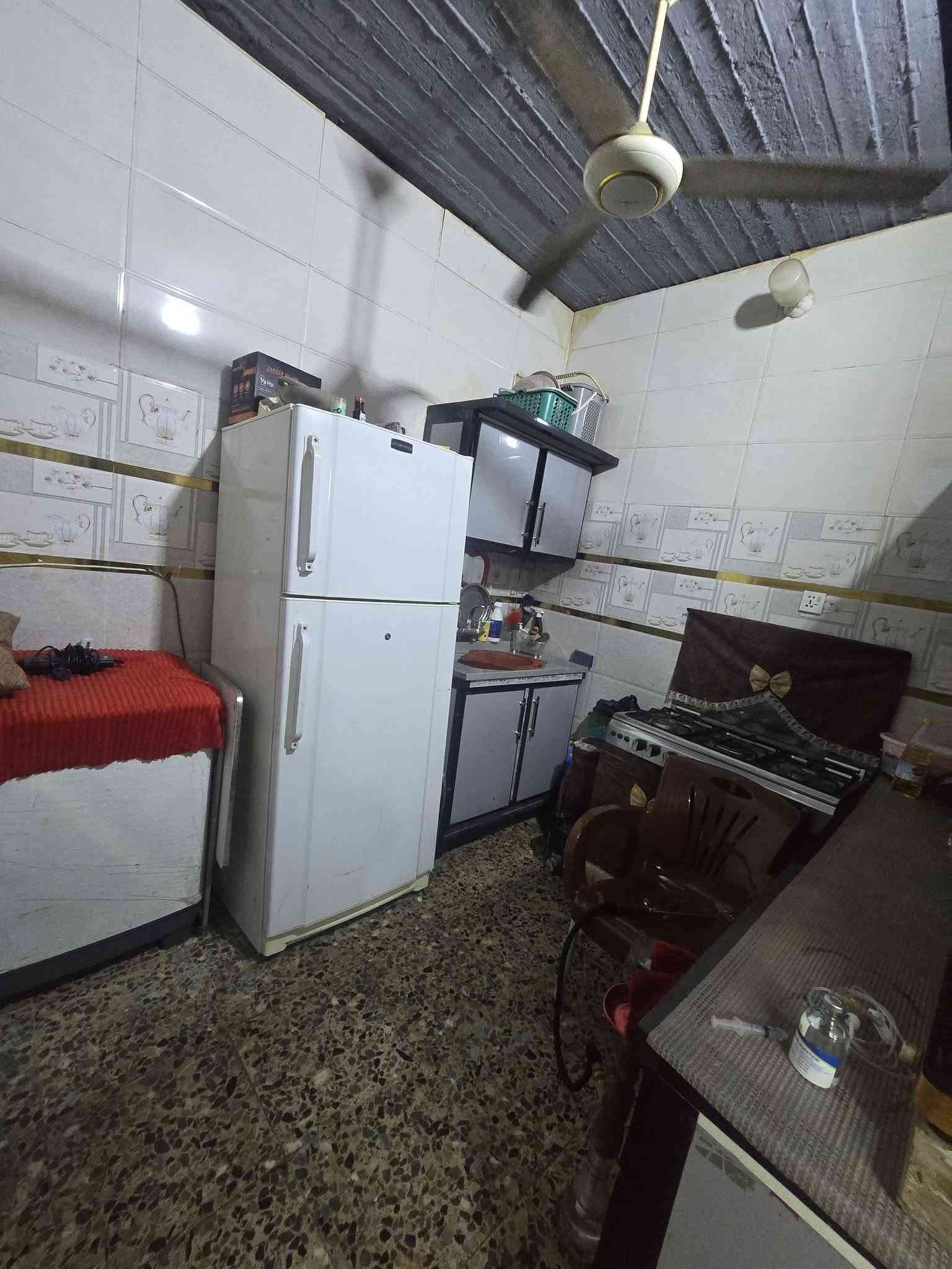 بيت لبيع بشارع المطار القديم المساحه ٦٠متر طابقين كونكريت مسلح الطابق الاول والثاني عكاده بناء بلوك  يحتوي على غرفه وصاله صغيره ومطبخ وستقبال ومكشوفه وصحيات السعر ١٧ وبي مجال قليل للستفسار ***********
