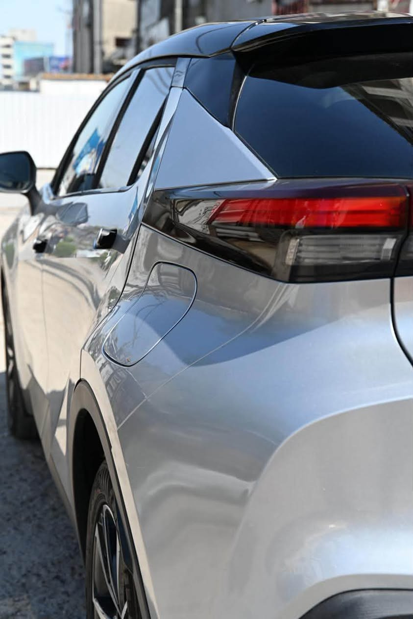 للبيع    السعر   16500  دولار
تويوتا : C-HR موديل 2024 هايبر

  تصميم عصري وهيبة 

محرك هايبرد سعة  1800 لتر  يجمع بين البنزين والكهرباء

  

 ناقل حركة إلكتروني لتحقيق أعلى كفاءة في استهلاك الوقود  

  نظام دفع أمامي مع توازن مثالي للقيادة اليوميه

  كفاءة استثنائية في استهلاك الوقود

  

 باقة أنظمة الأمان Toyota Safety Sense، منها:

   

  تنبيه ما قبل التصادم  

 رادار مثبت السرعة الذكي  

نظام المحافظة على المسار

 نظام صوتي فاخر JBL بـ 8 سماعة

  

  شاشة ترفيهية عالية الدقة بحجم 12.3 إنش مع أندرويد أوتو وأبل كار بلاي 

                                                   ‎ فول مواصفات عدا الفتحه

  بصمة ترحيب عند الاقتراب 

 رادار امامي 

رادار جانبي 

      

رادار خلفي

نقطة عمياء 

تحكم ستيرن 

تحديد مسار الشارع 

 كامرة 

 ثلاثة انضمة قيادة -نورمل -وايكو -وسبورت 

 هاند بريك كهربائي

 

 قماره لون اسود 

‎.                         السياره : وارد اوربي  جميع الايرباكات سليمه  

‎السياره بيها طخه بسيطه في الجاملغ الايمن قرب باب السكن            و مصبوغ وبارد بسيط 

العداد :8000. كيلوا متر   

‎.                  للأستفسار اكثر التواصل واتساب  ***********
