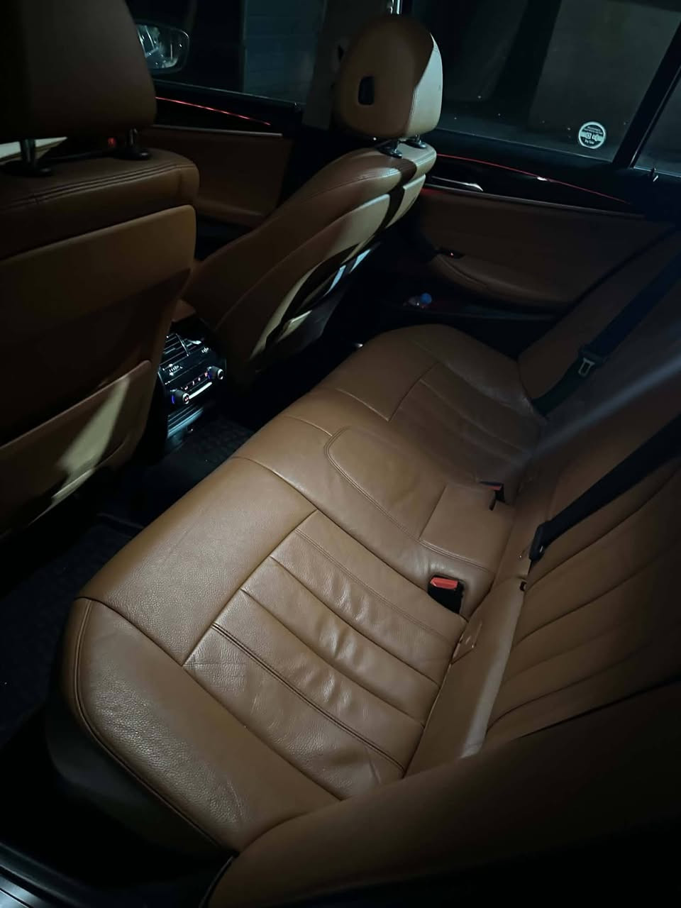 سيارة BMW موديل 2018 خليجي وكالة حجم  520I ستيشن ( تكسي مطار دبي )
محرك حجم 2000 توين بور توربو 
محرك و گير غير مفتوح شادي جديد 
رقم اربيل الدولي سنويه وهزه ورقم جدد 

عداد المسير : 480الف كيلو متر   قابل للزيادة  تصعدها محركها زيرو 
المواصفات
1- سيارة BMW حجم 520I  موديل 2018 خليجي وكالة مكفول كير ومحرك وكلشي  
2- محرك حجم 2000 توين تيربو بقدرة 186 حصان 
3- لايت زينون عالي ناصي مع LED نهاري 
4- مرايا جانبية شفط كهرباء مع اشارات بالمرايا الجانبية 
5- قبق جنطة كهربائي شفط 
6- ويل كب حجم 20مع تخم تاير جديد  
7- حساسات امامي خلفي عالي التحسس والدقة ومعروف بالبي ام 
8- بصمة 
9- تقسيم داخل المرايا الجانبية للزوايا الميتة 
10- غرفة السيارة جلد مشمشي اصل والغرفة بحالة ممتازة جدا 
11- تحكم فول كهرباء لكشنات المقدمة 
12- تبريد السيارة ثلاثقطع امامي وخلفي وتحكم خلفي بالتبريد الخلفي 
13- تحكم ستيرن جهتين متكامل لمجموعة من ايعازات المركبة 
14- شاشة دشبول كبيرة بحجم 6.5 بوصة تحتوي على كمبيوتر متكامل لكل المركبة معربه بل عربي 
15- كير عادي اوتوماتيك مع 3 وضعيات للقيادة 
16 -وباقي مواصفات المركبة الغنية جدا عن التعريف  

تخم اطارات جديد  ومسويلها ادامة كاملة
رقم *********** السعر 145
