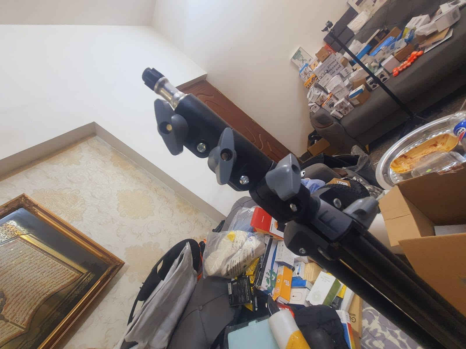 ستاندات تصوير+ تلسكوب+ انارة سيلفي
الأول ستيل نيكل يصل إلى 3متر ونص سعرة 30
3 سود يصل طولهن مترين سعر القطعة . 25
