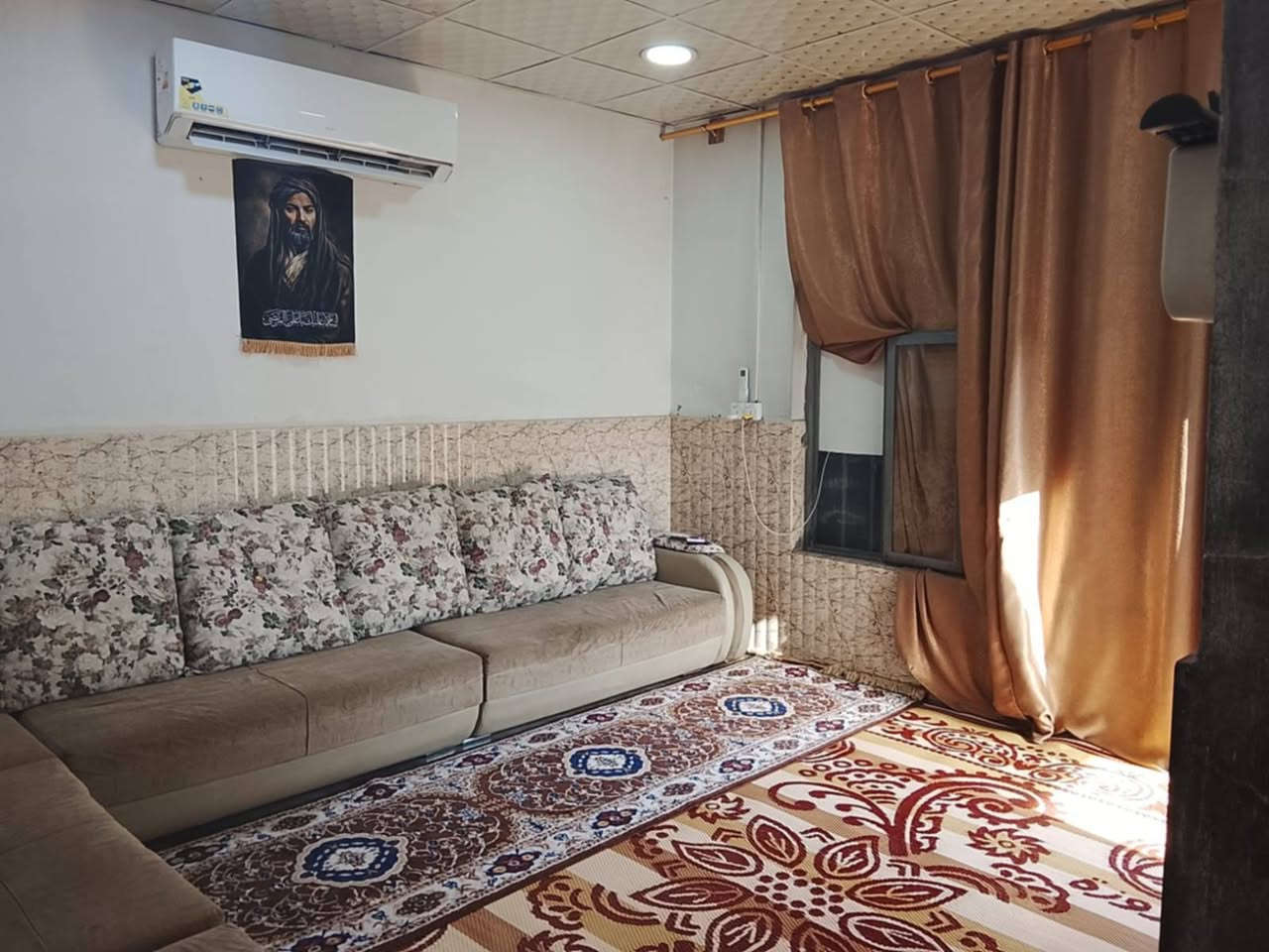 بيت تجاوز للبيع في حي العامل خلف الدفاع المدني مساحة 100 يحتوي على صالة وغرفة نوم ومطبخ وصحيات السعر 22 وبي مجال ***********
