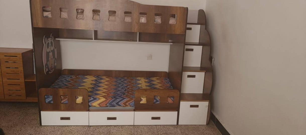 سرير نوم طابقين للاطفال مستخدم شي قليل للبيع
عنوان بغداد حي البساتين مقابل محكمة الشعب
الرقم....  ***********
السعر ٢٠٠ وبي مجال لخاطر الجية
واتساب متوفر ٢٤ ساعة

