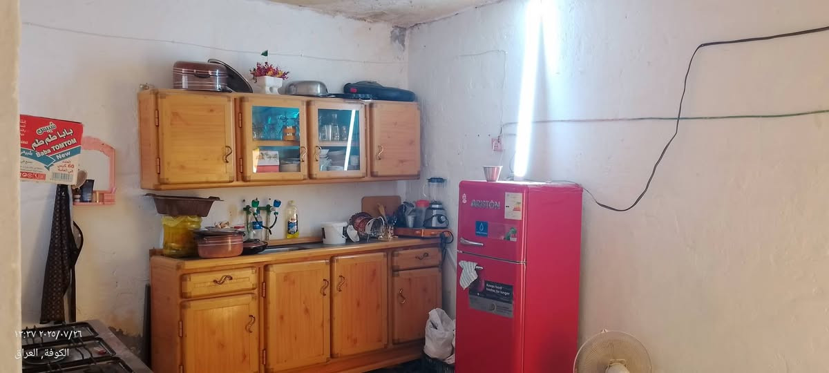 دار للبيع المساحه 100 كامل  بي غرفه صاله مطبخ واستقبال وتخاريج مقابل قرية الغدير شارع المؤسسه السعر 18مليون وبي مجال رقم صاحب الدار مباشر ***********
