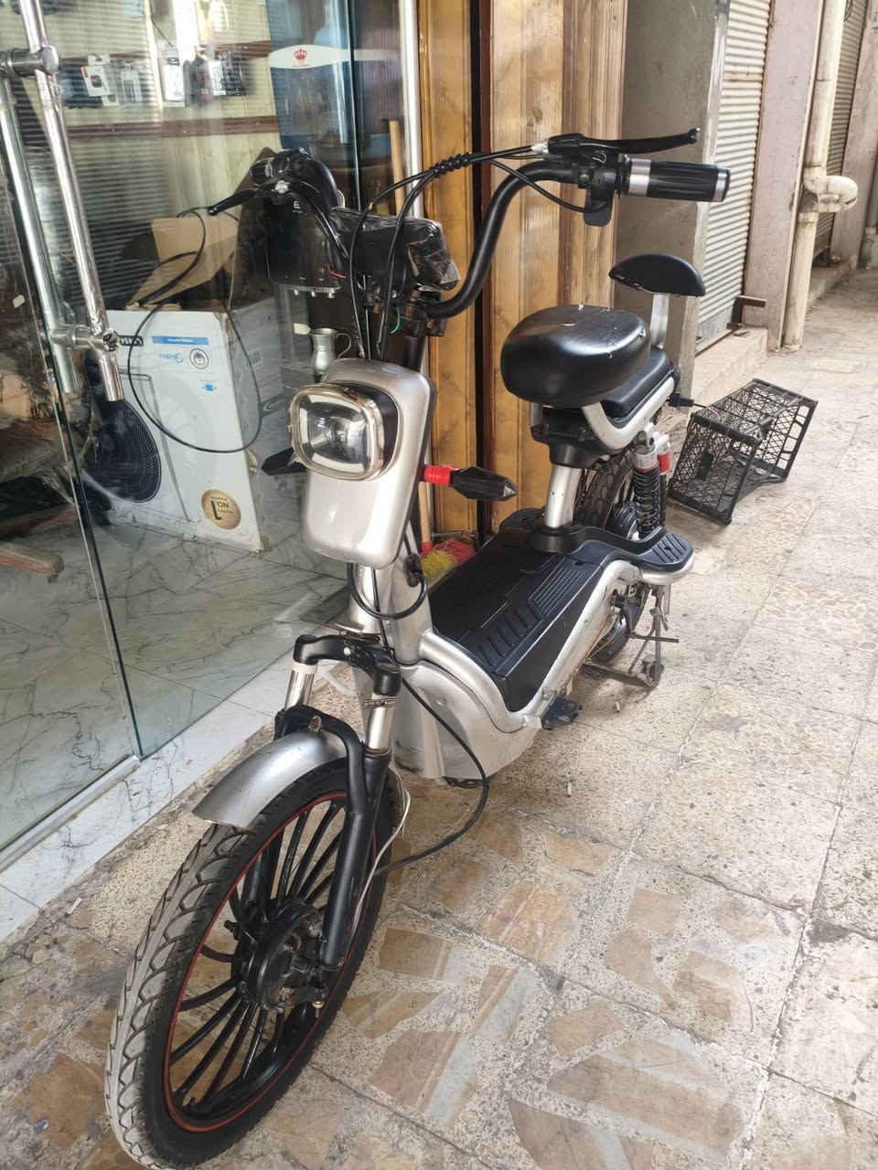 ماطور شحن للبيع شرط 
اشاير شغاله ✅
لايتات امامي خلفي شغالات ✅
بس مابيه بطاريات ❎ 
عقل وملف شرط ✅ 
الاستفار على هاذا الرقم *********** بي وتساب وال خاص مفتوح 😎
