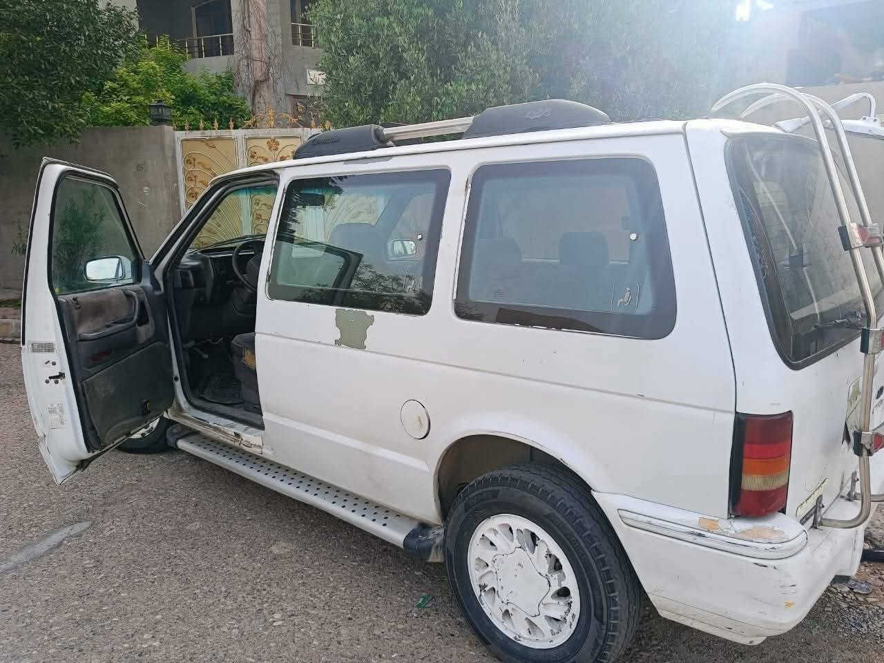 موديل 92 بترا
كير محرك كامري ابو الكف
كهربائيات كلها شغال ماعدا كيج البانزين والحماوة مرات يشتغل مرات لا
رقم سليمانية شرط التحويل
تدفئة شغال
تبريد  منظومة كاملة بس ما مشغلها 
الصبغ مثل موضح بالصورة
اخي الطيب بيها صبغ وتعديل شي اكيد لان سيارة قديمة
والرزق على الله ومعاملة حلال ما بيها زعل
السعر 35 وبيها مجال للطيبين
كركوك قضاء داقوق *********** واتس اب موجود عالرقم
