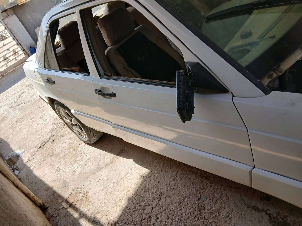 السلام عليكم مارسدس مديل ٨٨  مكينه وكير ونجي السياره خارجها نظيف بس داخلها يرادله ترتيب رقم صلاح الدين انكليزي راعيها يريد تحويل صدرها تعبان لايتات جدد السعر ٣٠ وبيها مجال قليل للبيع او المراوس شعندك نزل مارسدس بيئم اوبل *********** مكاني بغداد الدوره
