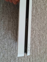 للبيع بلی 4 سليم (PS4 Slim) اللون: أبيض. النظافة: الجهاز نظيف جداً وما...