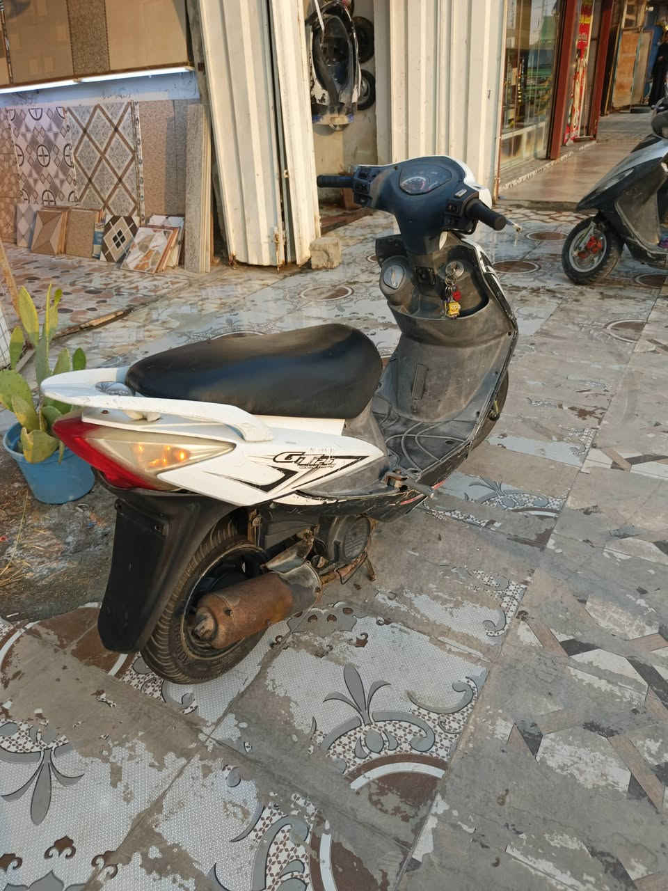 السلام عليكم دراجه سيام ياباني دراجه جاهزه حجم لمحرك150 ناعم وسريع كرهبياته كله شغله سلف هندر بريكات قفل جنطه قفل بانزين تواير كله جاهزه مفتوحه مدبل بيه ولفات فقط دراجه خير من الله لسعر 350 وبيه مجال عنواني قضاء الرفاعي  رقم تلفون***********
