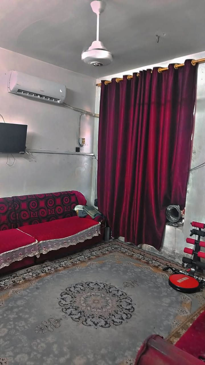 بيت يجار مساحه 80 متر طابق واحد يحتوي على غرفة نوم وصالة ومطبخ وخدمات بناء مرتب مكان شارع خمسة سعر 450 مجال بسيط *********** اتصال رقم المكتب
