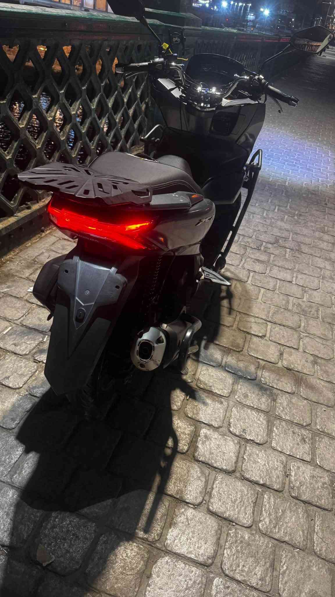 السلام عليكم شباب
Pcx2022 بصمة كوري  

بحالة الوكالة شرط 

جيب 10 فيتريه وتعال افحص كلبي . 

لون فيلي مميز 

حجم المحرك 150cc

درع حماية للبجم امامي SS ودرع صالنصه 

بلوجكترات 

دواسات 

تزويد شغلات بسيطه موضحه بالصور براغي وكذا بالون الازرك .

بيها جادر حماية 

ستان موبايل اصلي 

تايرات مشلن بلاديات خلفي + امامي 

ستان حساس 

حساس ازدحام 

حساس اعطال T

نضام Abs

شاحنه تايبسي .

الدراجة كفالة عامه من كلشي 

سيبايه خلفيه 

تخابرني لتكلي شبيه مابيه تجي بعينك تشوف 

كفالة ع وضع معرض تجي وتشوف بنفسك 

بصمة عدد 1

اي ستفسار متواجد خاص او واتساب 

رقمي : *********** رصيد

*********** واتساببببب 

السعر 16 ورقه وبيهه مجال بسيط كلش …
