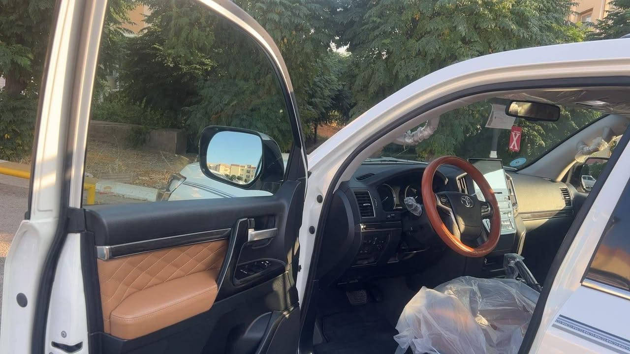السلام عليكم لاندكروز للبيع بحريني  موديل 21  فول  مكفوله كفاله عامة. فول مواصفات 5كامرات زراك لايت  ماشيه 78الف كيلو.  رقم اربيل باسمي سياره تحويل ثاني يوم سعر 5شدات 35 ورقه 535  *********** ملاحضه ابيع فقط
