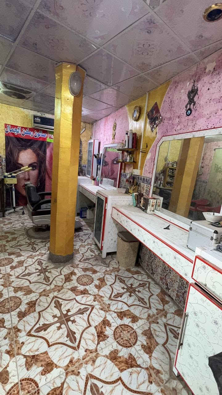 دار سكن بنظام الطابقين بمساحة ٢٠٠ متر 
نوع العقار/ طابو صرف عرصه تحويل مباشر 
…
السعر المطلوب 
 ١٣٠ مليون وقابل للتفاوض 
مع الاثاث والصالون النسائي 
…
الطابق الارضي يحتوي على 
غرفتين منام/صاله/استقبال/مطبخ/صحيات داخليه وخارجيه/صالون نسائي /كراج مسقف 
الطابق الاول يحتوي على 
غرفتين منام/صاله/مخرج سطح
…
الموقع 
ابي الخصيب_الطريق الوسطي_قرب المستشفى الصيني 
يبعد مسافة ٥٠ متر عن الوسطي ومسافة ١٥٠ متر عن سايدين العوجة 
…
للأستفسار 
***********
