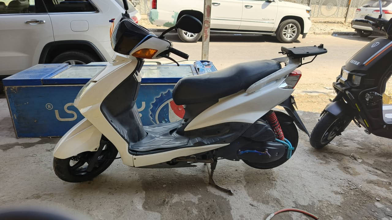 سكنس نثيه شغاله كامل اي نقص مابيها كراده داخل مكاني
***********
كهربائيات كل شغال

سلف رياضي
صلنصه رياضي
دراجه ادامه جديده عليها
كلجات واير كيج بريكات
يدات بريكات 
كفرات اشاير 
بلك 
مكينه مفتوح
دهن ارقه شي ادير
دراجه لانضوح ولا تبخير ولا دخان 
دراجه تشتغل الصبح نكره سلف
ولا اتعبك اتروح وتجي 
رايدها ٦٠٠ وبيها مجال!!!!!
شراي صدك انزل وياك بعد بلسعر وتتدل
