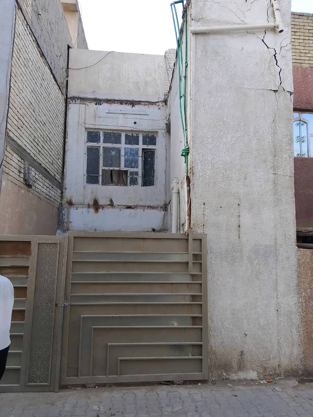 بيت الشعب حي سومر
مساحة ٦٤ 
 ٣طوابق ٣ غرف نوم 
وخدمات بالطابق الأرضي والطابق الثاني 
رقم تلفون ***********