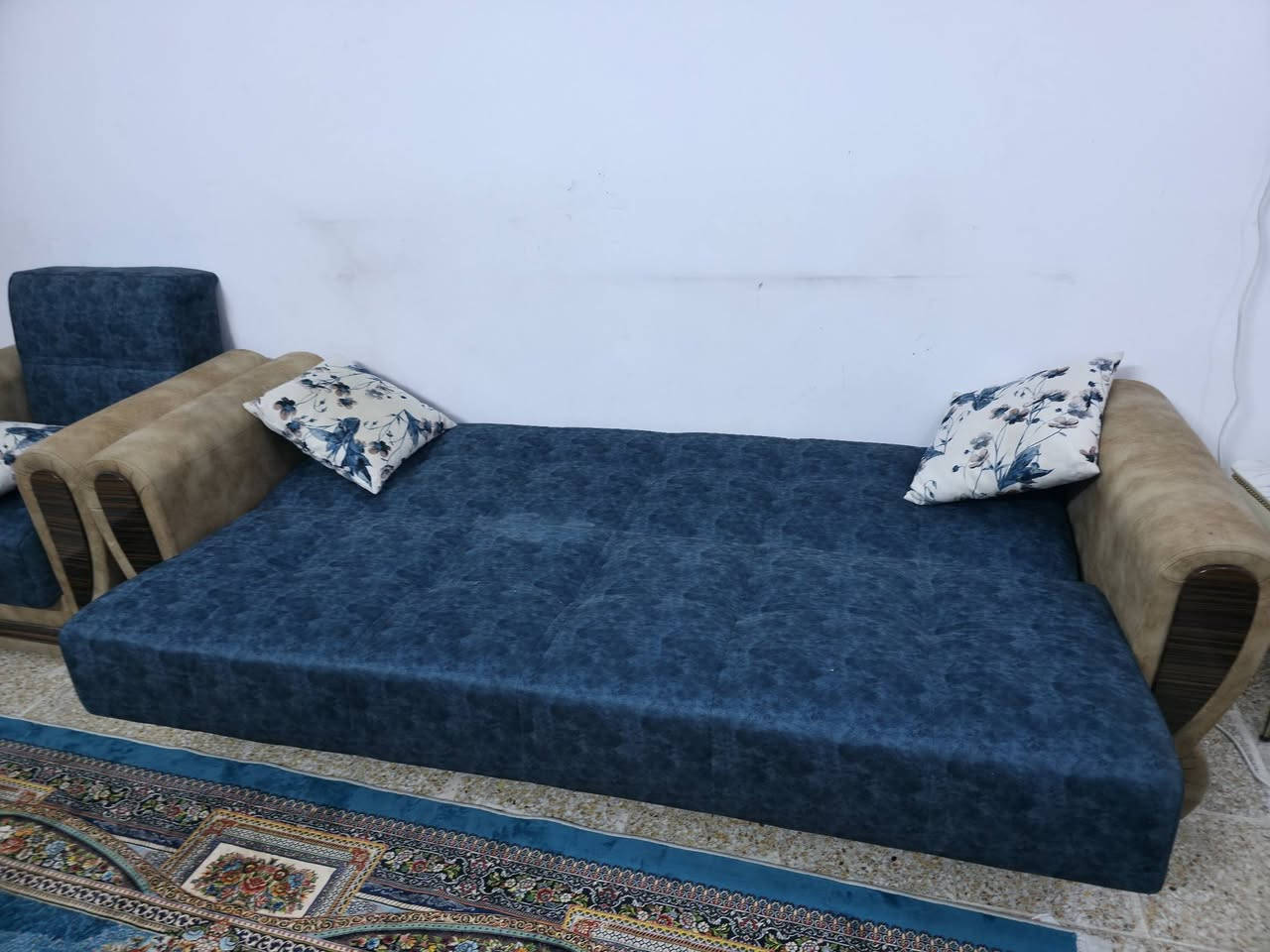 تخم نضيف 90% عشر مقاعد يستخدم مخزن و سرير وتخم جلوس مثل مبين بالصور السعر اتصل ع الرقم ***********
