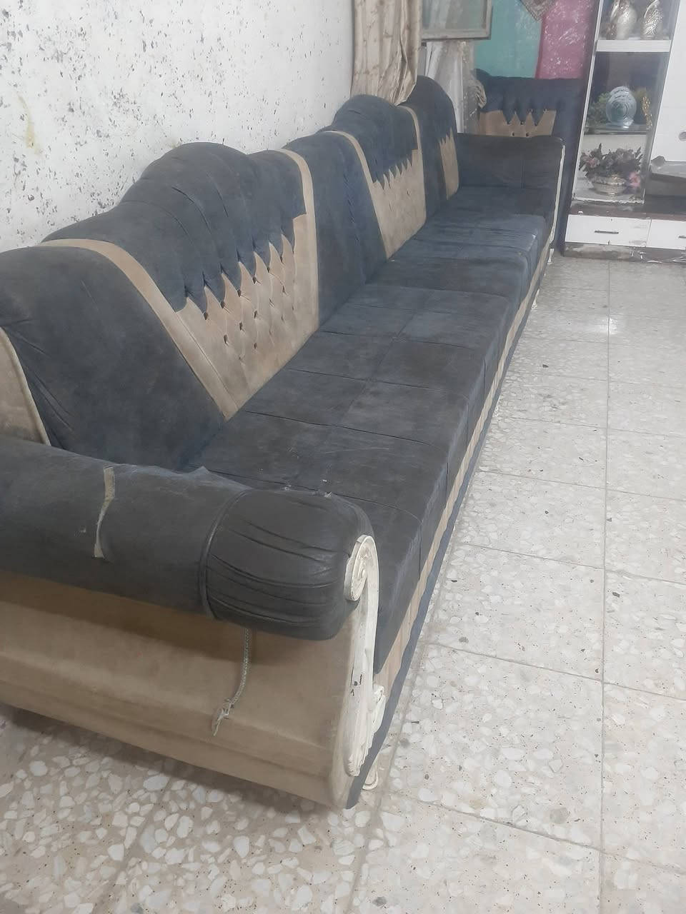 سلام عليك
تخم ١٤مقعد بي ضرر شويه سعر٣٥٠ وبي مجال  رقم الموبايل
***********
