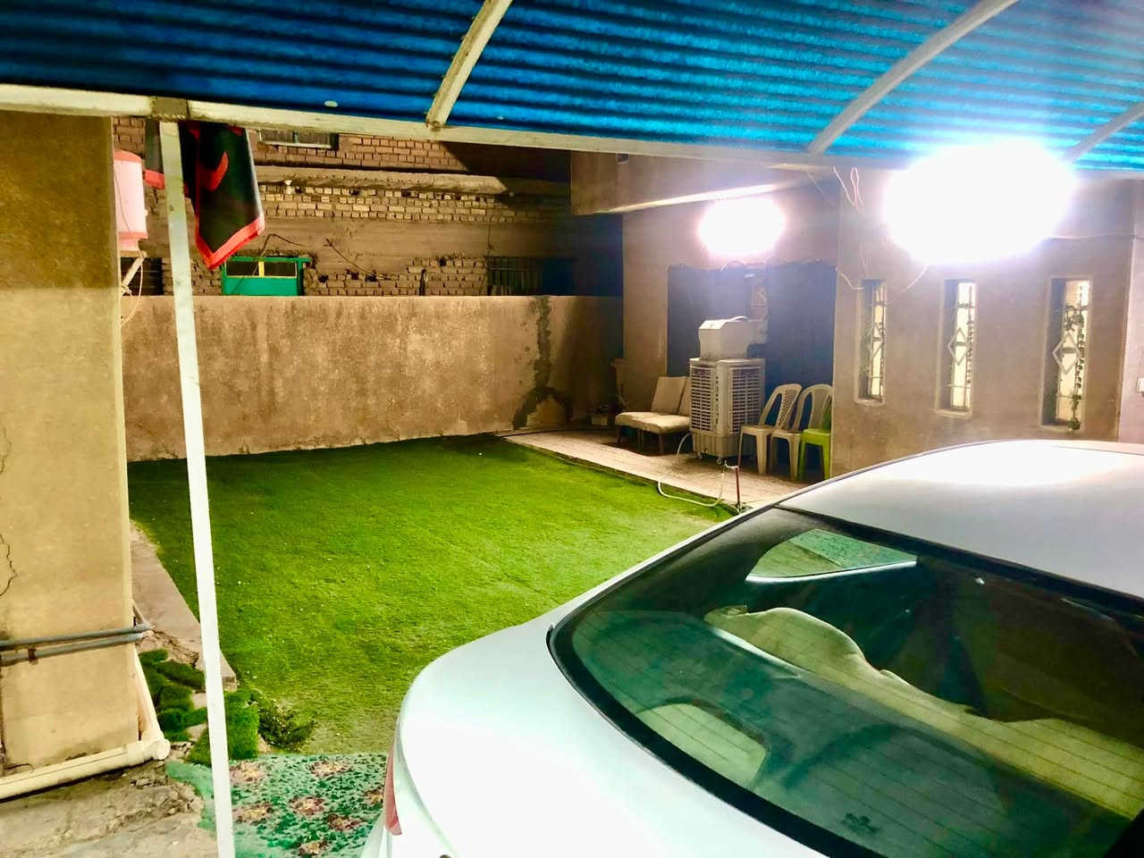 عقار للبيع في الشرطة الخامسة شارع المدارس 300 متر + ثلاث محلات وحديقة وكراج اكثر من سيارة : الطابق الاول غرفة نوم ومطبخ وهول واستقبال كبير وحمامين . الطابق الثاني سويت غرفتين + حمام ومطبخ للاستفسار  ***********
