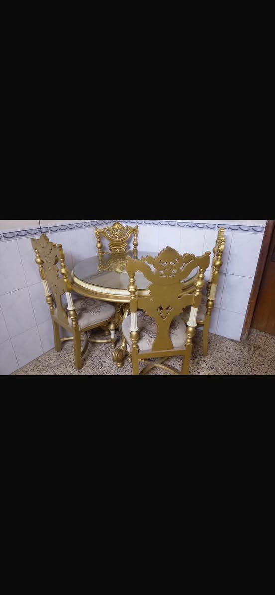 السلام عليكم ميز طعام مصري ثقيل ويا ٤ كراسي حيل نظيف و قوي السطح جام السعر ٣٥٠ الف بي مجال للاستفسار *********** مكان شاطئ التاجي

