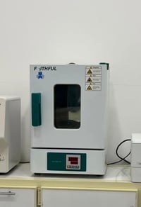 متوفر للبيع: 🔹 حاضنة مختبر (Laboratory Incubator) ▪️ بحالة ممتازة  🔹 م...