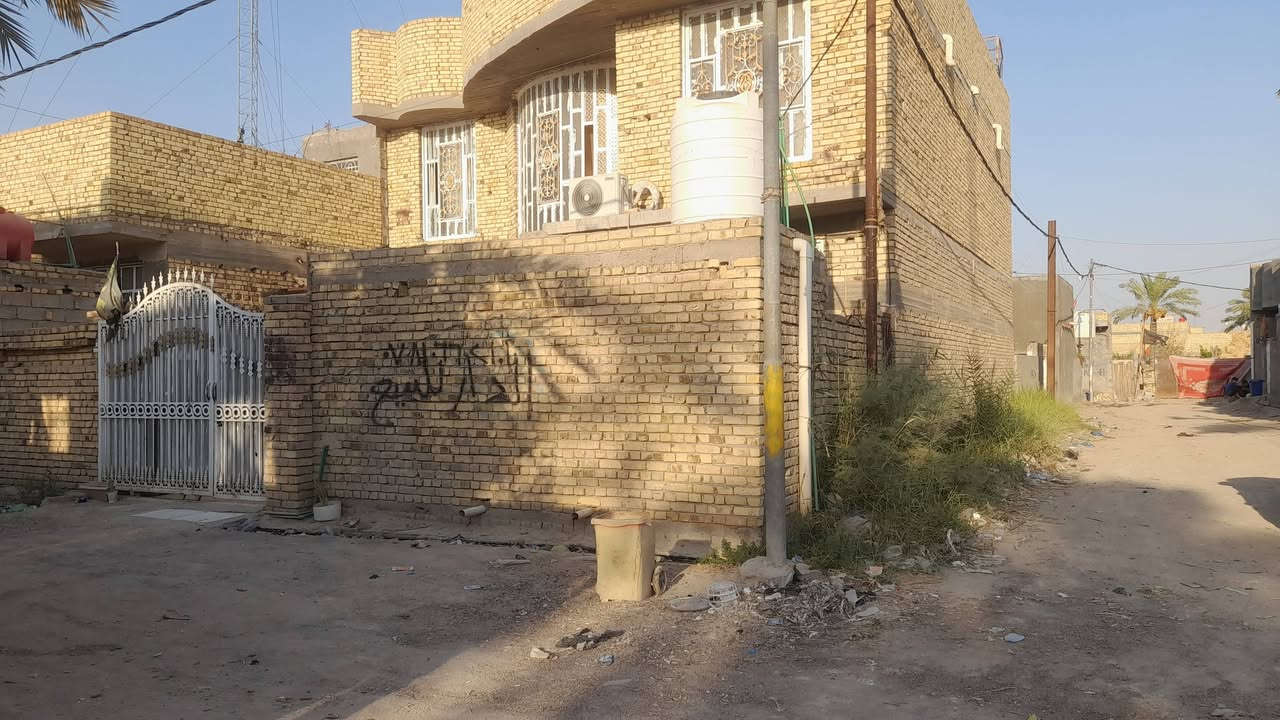 سلام عليكم بيت للبيع زراعي بالمعش بستان بيت عربي 30متر عن التبليط   طابقين مساحته236 الطابق الاول غرفتين اوصاله اومطبخ وستقبال حمامات داخليه وخارجيه والطابق الثاني  اربع غرف وصاله وحمام باقي التفاصيل عله هاذ الرقم ***********
