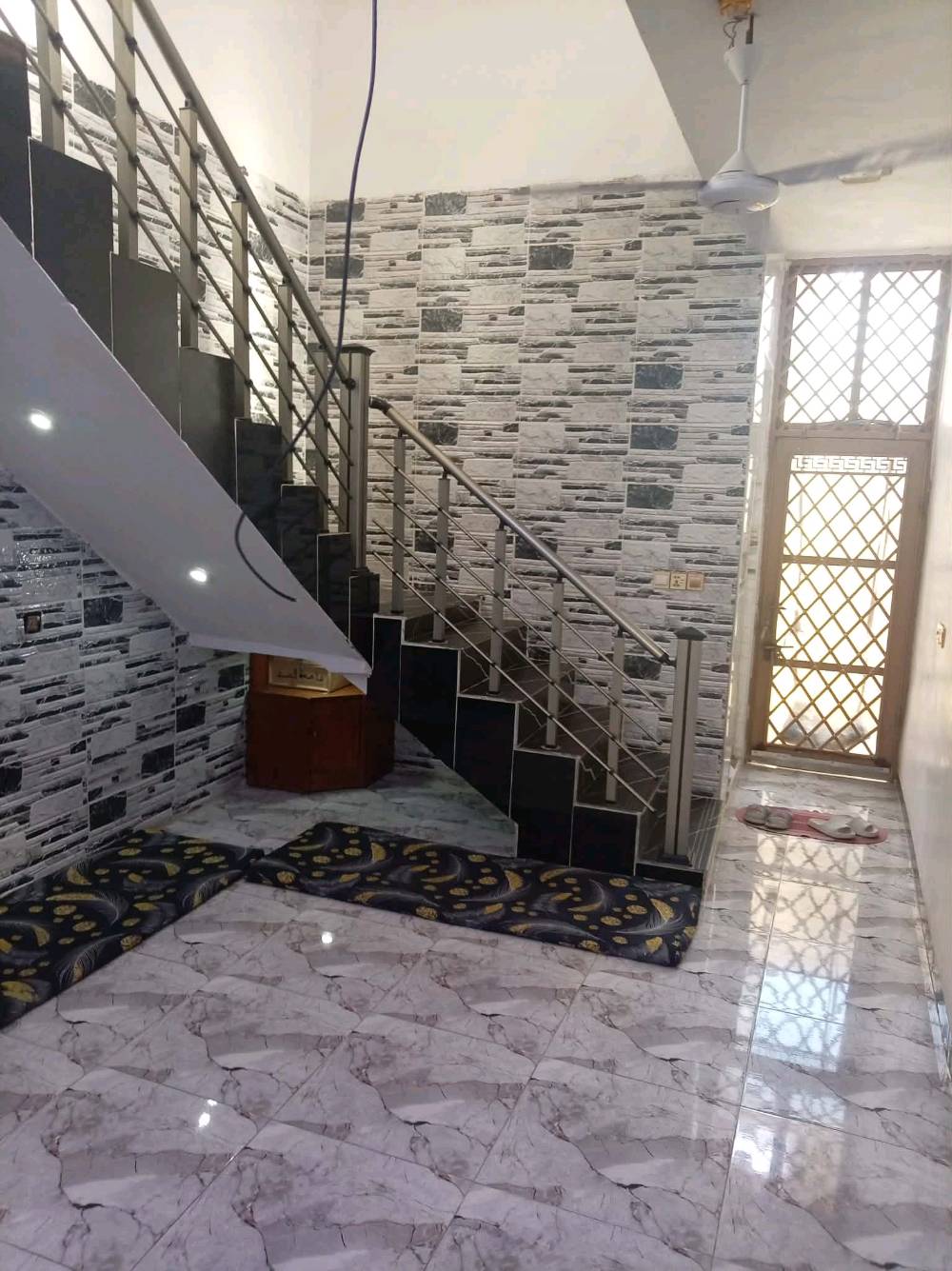 فرصة عقارية ممتازة بسعر واقتصادي – بيت متكامل وجاهز للسكن فوراً 💥
​📍 الموقع: مفرق الهويدر (موقع مميز وقريب جداً من الشارع العام)
📏 المساحة: 100 متر مربع
📜 نوع السند: طابو زراعي
​✨ مميزات المنطقة والخدمات:
​الشارع والفرع: الفرع مبلّط بالكامل ومخدوم بشبكة مجاري حديثة.
​الوصول: قريب جداً من الشارع الرئيسي والخدمات اليومية، مما يوفر عليك عناء المواصلات.
​🏗️ مواصفات البناء والتصميم:
​بناء حديث وتصميم عصري لا يحتاج لأي مصاريف إضافية (أرضيات سيراميك + ديكورات وسقوف ثانوية أنيقة مع إضاءة مخفية).
​الطابق الأول: طرمة مدخل + حمام خارجي + غرفة استقبال واسعة + صالة معيشة + مطبخ حديث + غرفة نوم + حمام داخلي.
​الطابق الثاني والسطح: درج داخلي بتغليف فاخر يوصل لطابق ثاني يحتوي على حمام علوي وسطح.
​💎 الخلاصة: بيت ممتاز يجمع بين جودة البناء، الموقع المخدوم، والسعر المناسب للاستثمار أو السكن الفوري.
​💰 السعر: (يُحدد عند الاتصال / للجادين فقط)
📞 للتواصل والاستفسار:***********