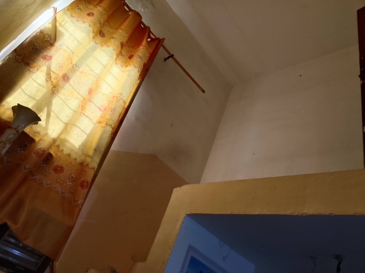 سلام عليكم بيت 100متر مربع  طابو صرف يحتوي عله طابق ونص بناء عكاده ثاني طابق جديد نضيف طابق الاول ستقبال وصاله وغرف ومطبغ طارمه صغيره ومكشوفه 
طابق الثاني يحتوي عله صاله وغرفه حمامات وصطح 
العنوان كوفه حي ميسان نهايت شارع كيت بل قطاع 24 قريب عله شارع كيات مثل ماموضح بل فديو 
السعر 125 وبي مجال 
استفسار عله هاذه رقم ***********
