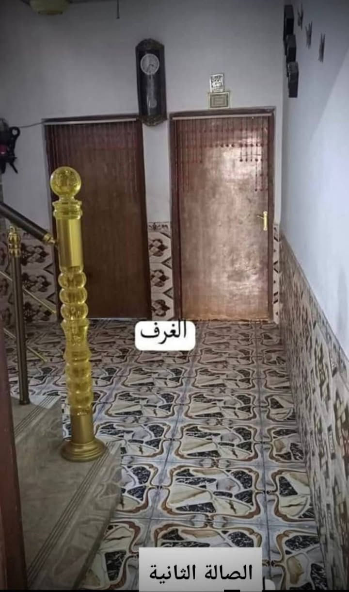 بيت للبيع مساحه 200 متر (طابو صرف)
طابق الاول يحتوي على غرفتين
 صاله واستقبال وصحيات ومطبخ 
 طابق الثاني بي غرفتين فقط
مكانه( ناصريه اسكان صناعي نهاية نزلة الجامع حي الاسرى ) سعر 135وبي مجال هاتف***********

نص مكتوب في الصور:
- الصاله الاولى
- المطبخ
- الغرف
- الصالة الثانية
- الاستقبال
- الدرج