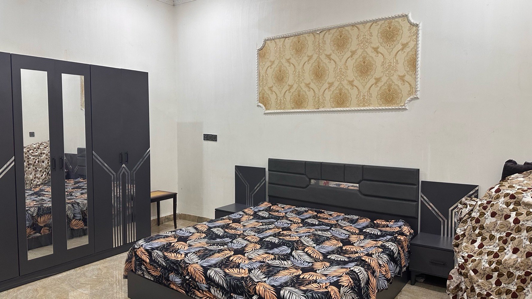 سلام عليكم بيت مساحه 150متر واجه15نزال10 بيت بناء ٢٠٢٠ كامل مكمل من كل النواحي غرفه جوه وحمام وتواليت ومطبخيت حراري ومطبخ ديكور وتواليت خارجيه فوك ثلاث غرف وحمام وتواليت السعر 260 مليون عنوانه ديالى كورنيش ديالى