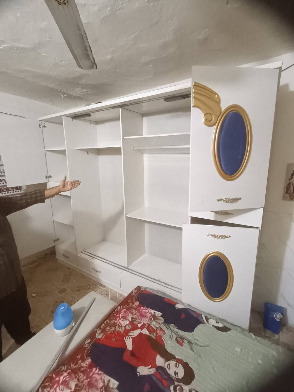 غرفة نوم • أثاث خشبي