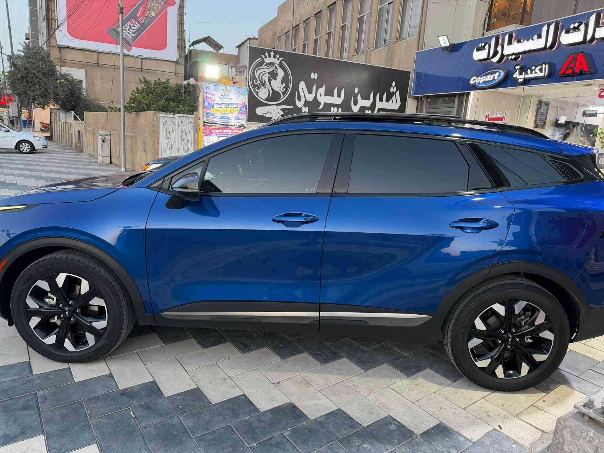 بســــم الله ماشــاءاللــــه
🚙 كيا سبورتج 2024 - فئة X-Line (وارد أمريكي) 🚙
✨ المعلومات العامة:
• الموديل: 2024
• الفئة: X-Line (أكس لاين)
• اللون: أزرق ملكي (Very Clean & Distinctive Blue)
• المسافة المقطوعة: 37,369 كم فقط
• الحادث:(قبغ صندوق فقط)، والباقي بشرط الصبغ وكالة مكفول من كلشي.  
⚙️ المواصفات والتفاصيل الداخلية والخارجية:
• المحرك والدفع: 4 سلندر بسعة 2.5 لتر + نظام دفع رباعي مستمر (AWD) مع ميزة قفل الدفرنش (Center Lock) ومودات قيادة متعددة.
• الشاشات: شاشة رقمية بالكامل للعدادات دمج مع شاشة اللمس المركزية الكبيرة للترفيه والخرائط.
• التصميم الداخلي:  
 ديكورات تخشيب رمادي فاخر على الدشبول والأبواب.  
 مقاعد جلد مطرزة باللون الأسود.  
 تدفئة مقاعد أمامية.  
 نظام تكييف لمس إلكتروني ثنائي المناطق (Dual-Zone).  
 شاحن لاسلكي + منافذ شحن سريع USB-C و 12V.  
 تشغيل بصمة + دخول ذكي + تشغيل عن بعد.  
 أزرار التحكم بالمنحدرات (Downhill Brake Control) والحساسات.  
• التصميم الخارجي:
 حزمة X-Line الرياضية مع سكك سقف (Roof Rails) سوداء.  
 ويل كب (جنوط) ألمنيوم حجم 19 إنش بتصميم X-Line المميز.  
 إشارات بالمرآة الجانبية وتظليل جامات كامل.
• أنظمة الأمان والمساعدة:
 نظام المحافظة على المسار والرادار الأمامي.  
 نظام تنبيه النقاط الكوراء ومراقبة ضغط الإطارات.  
 كاميرا خلفية مع حساسات ركن.  
📍 المكان: [بغداد / الغدير قرب ساحة ميسلون]
📞 للتواصل: [.        ***********]
