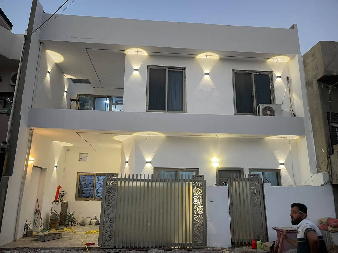 🏠 بيت للبيع – موقع مميز

📍 خلف مجمع كاردن ستي، قريب من مرطبات السيد – طريق بغداد.

📐 المساحة: 100 متر مربع

يتكون من:
• 4 غرف نوم
• صالة مفتوحة
• مطبخ
• غرفتين سويت
• 3 حمامات

📞 للاستفسار: ***********
