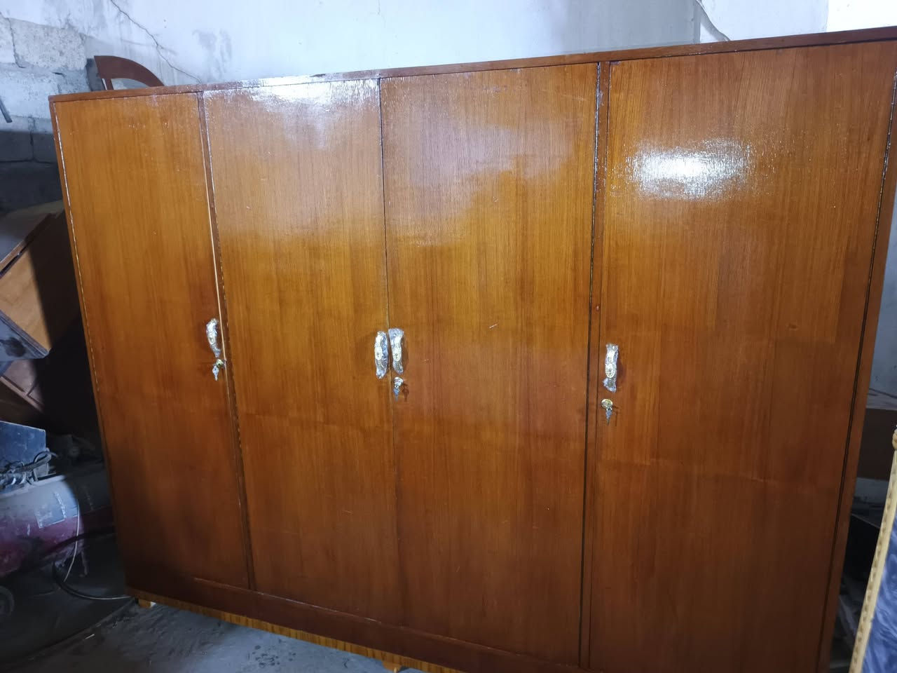 سلام عليكم غرفة نوم صاج ثقيل ونضيفه حيل سعر 325 الف وبيها مجال وكو توصيل ***********
