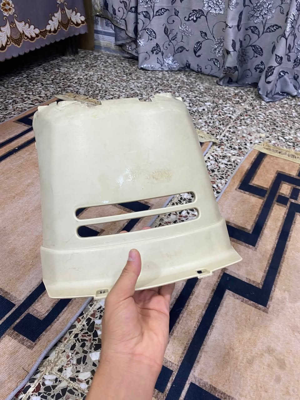 سلام عليكم دواخل مال بوليس 3قطع كريمي للبيع اب 20الف قفل  ما ابيع قطعة وحدة عنواني البياع تقاطع درويش رقم الهاتف ***********
