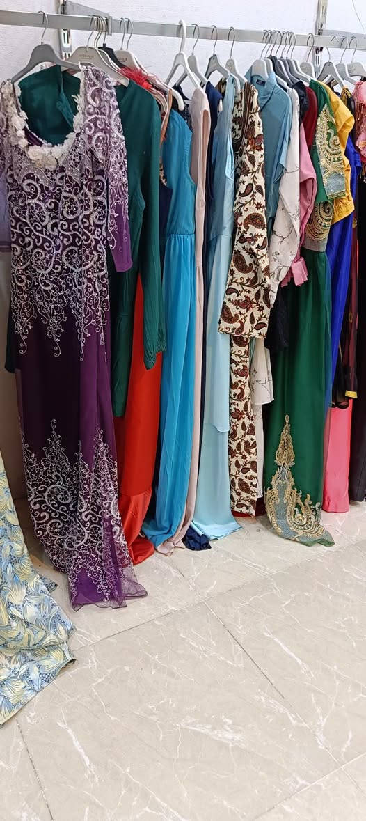 عروضات جديدة وبضاعة جديده وأسعار مناسبة جداً 🔥 
علق ب 👈تم ليصلكم كل ماهو جديد ♥️ 
  فستان نسائي طويل فستان مناسبة،+فستان طلعة 
يتوفر جميع الوان 🌈 والأحجام والموديلات 👌 
السعر من 👈 5 الاف  الي 10 الاف حسب القطعة والمديل 
عنوان المجمع سوق الميثاق مجاور خياط البزاز قبل نهاية السوق للاستفسارالاتصال على الرقم ***********📞 أو على الوات ساب 📱🌹 وأهلا وسهلا بزبائننا الكرام 🌷🌹

