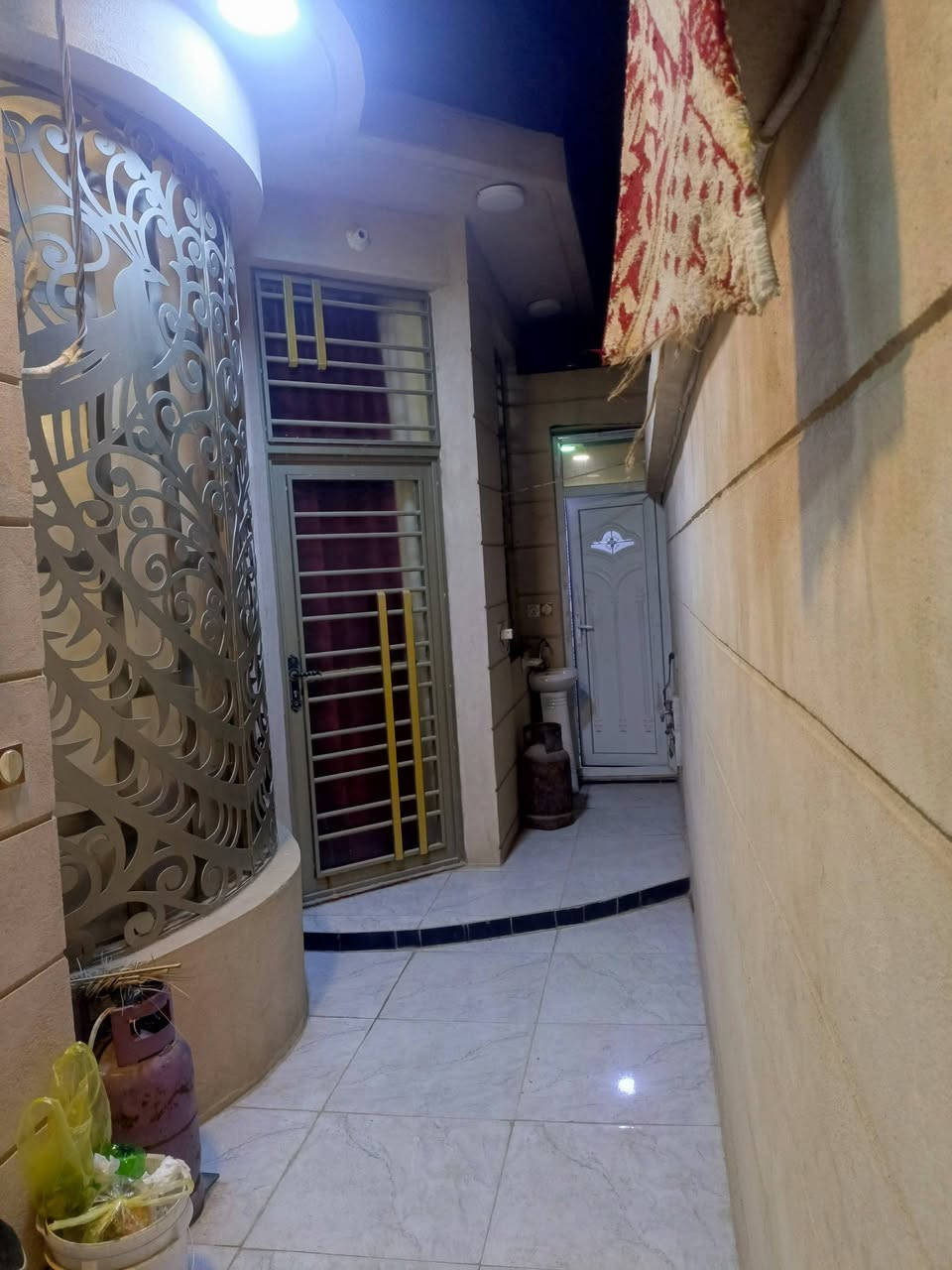 بيت للبيع الحر الصغير فرع اسواق السلطان مساحة ١٠٠متر مربع يتكون من غرفة وصاله وستقبال ومطبخ وصحيات داخليه وخارجيه ومنور بناء درجه اولى سند ٢٥المكاتبه مع صاحب الدار خدمات كامله ماء ومجاري وكهرباء ونت ضوئي السعر ٧٥قابل للتفاوض عرض الشارع ٧متر ونص للاستفسار 
***********  /  ***********
