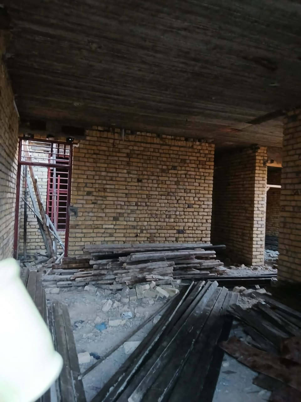 دار سكن في منطقة اليوسفيه قرب التارتان شارع المدرسه المساحه 500 متر متوفرة كافة الخدمات ماء كهرباء مدرسه مستوصف تبليط البيت صب مسلح عوزه كهرباء مجاري وارضيه للإستفسار اكثر ***********
