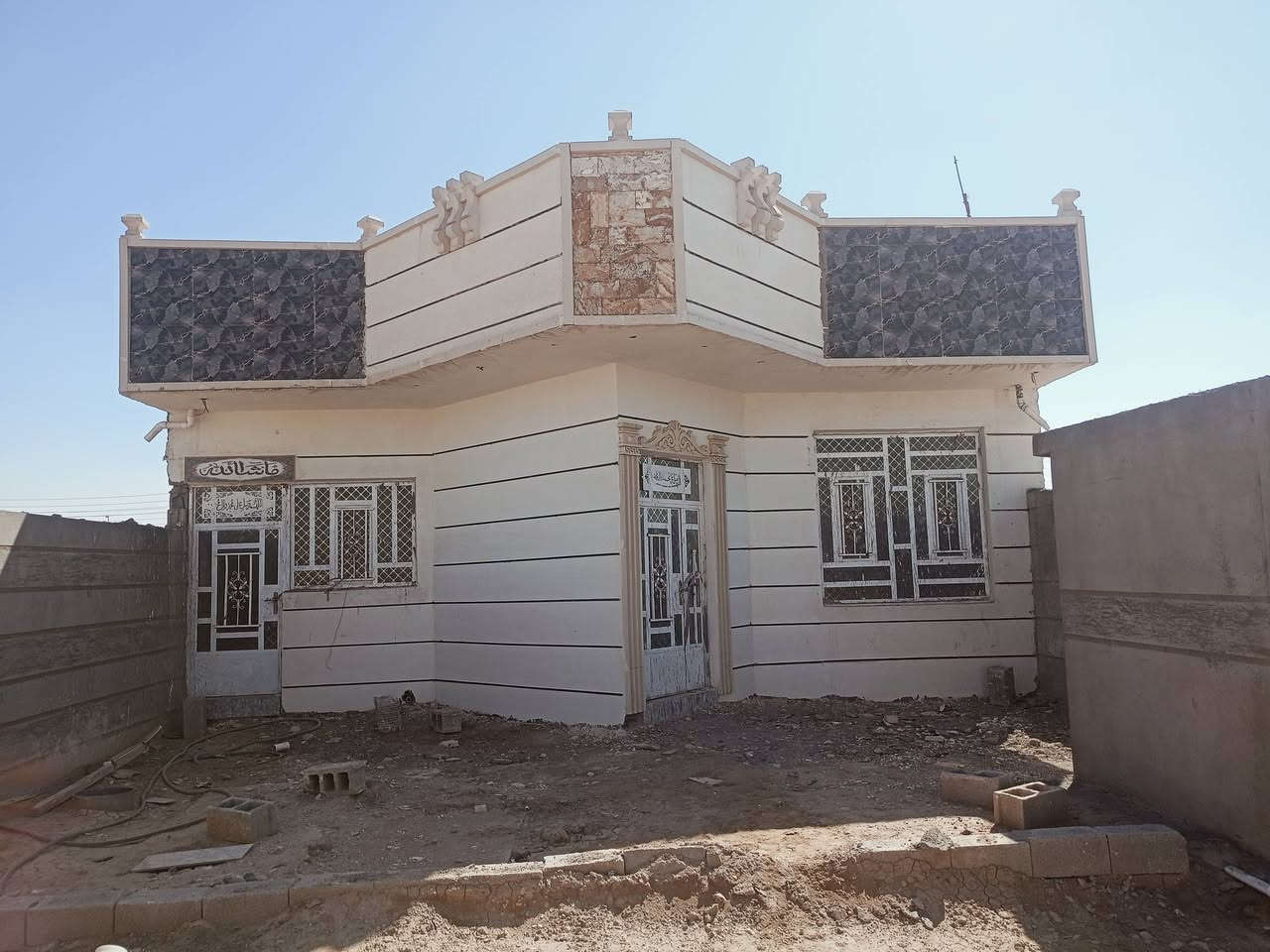 السلام عليكم بيت للبيع فقط 
 الموقع حي العهد خلف بنايه ابو فياض  الشارع الرئيسي تبليط بس الفرع مامبلط 
المساحه الكليه 400 متر البناء 160 
رباط وليس رفت طابو زراعي سند 25
حديقه خير من الله جبيره 
(مواصفات البيت البناء بلوك 
كلدور 2×2
استقبال 7×4
مطبخ 6×4
صاله 8×4
غرفه نوم 5+4
غرفه نوم 5×4 + حمام داخل الغرفه(سويت) 2×1/5
ترك وره البيت 8×3+مخزغ صغير + صحيات 
البيتونه 10×4 السقف سندويش + مخزن غراض فوك السطح 5×2
)  صحيات خارج البيت  2×2 
( كهرباء +مي+مجاري. جاهزه) 

نقص البيت صب الكراج مال السياره + الطرمه صب + تقفيل كهربائيات البيت فقط تغفيل   وتقفيل الصحيات فقط تقفيل 
الاارضيه بورسليت لبخ سمنت وبورك شبابيك جاهزه بوب خشب اصلي بوب المنيوم للصحيات 
للتواصل 
*********** واتساب فقط
