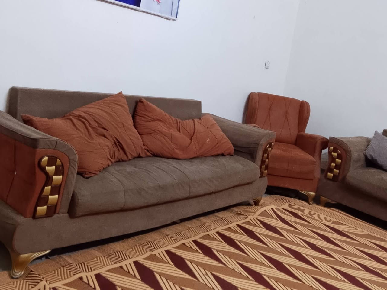 سلام عليكم تخم 10 مقاعد للبيع وكنتور ابو بابسن للبيع قيم بحك الله وخذهن ***********
