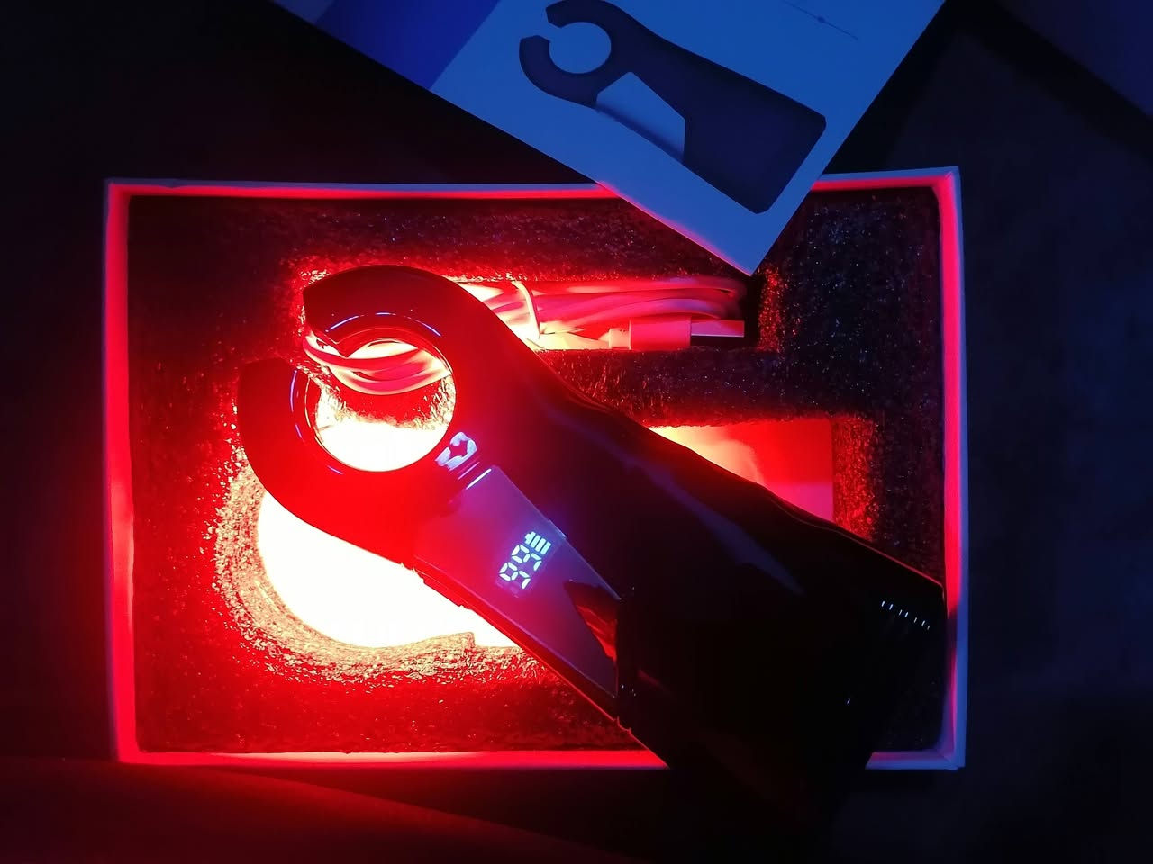 جهاز كشف وريد
هذا الجهاز هو كاشف أو عارض الأوردة (Vein Display Instrument / Vein Finder)، وهو أداة طبية تُستخدم لتحديد مكان الأوردة تحت الجلد بدقة وسهولة.

***********

اعلئ سعر

نص مكتوب في الصور:
- Asiacell|ASIACELL 4G Emergency calls only 20% 8:44 جهاز كشف الأوردة ا... Google Search يختلف سعر أجهزة كشف وعرض الأوردة ( / Vein Finder Vein Display Instrument) في العراق بشكل كبير اعتماداً على جودة الجهاز، والتقنية المستخدمة فيه (هل هو جهاز محمول بسيط أو جهاز طبي متطور بأسقاط ضوئي متقدم)، وهل يتم طلبه عبر منصات الشحن الدولي أو شراؤه من المتاجر الطبية المحلية: • الأجهزة البسيطة / المحمولة يدوياً (التي تعتمد على إضاءة LED أو الأشعة تحت الحمراء البسيطة): تتراوح أسعارها عالمياً وعبر مواقع التوصيل المباشر إلى العراق (مثل Ubuy وغيرها) ما بين 100 إلى 250 دولاراً أمريكياً (تقريباً 130,000 إلى 325,000 دينار عراقي). • الأجهزة الطبية الاحترافية المتقدمة (التي تسقط صورة الأوردة على الجلد مثل طرازات QV-500 أو الأنواع المماثلة المستخدمة في المستشفيات الكبرى): تتراوح أسعارها عادةً بين 1,000 إلى 2,500 دولار اسأل Gemini Flash-Lite